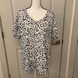 Cheetah Print grey and white v-neck tee size XL
